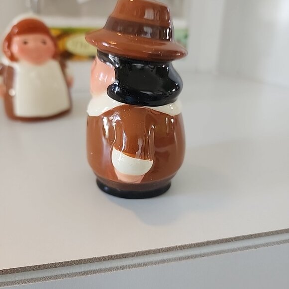 The Lilgrim Pair Salt & Pepper Shakers Publix Thanksgiving Premiere Edition 2005 - Picture 14 of 16